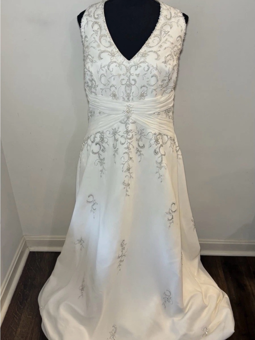 Ivory Silver Beaded Wedding Gown Dress Size 20 w/ Matching Veil Train Bridal
